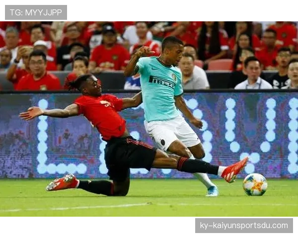 先触球就能免责？解析足球中“合法抢断”与犯规的判罚边界