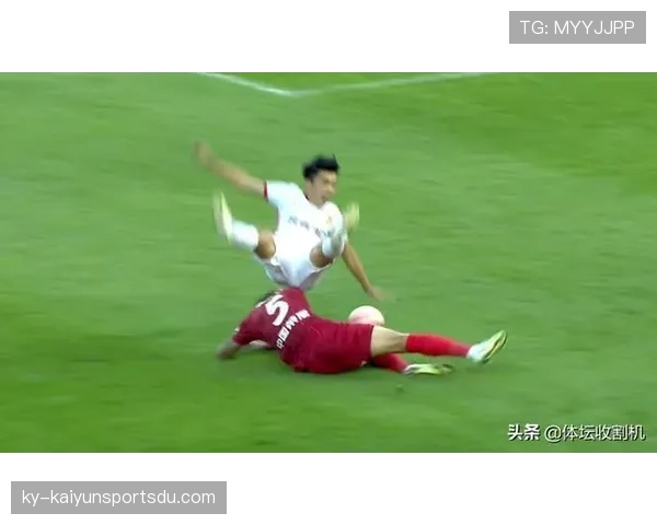 进攻犯规判定规则：冲撞、铲球与肘击的判罚标准